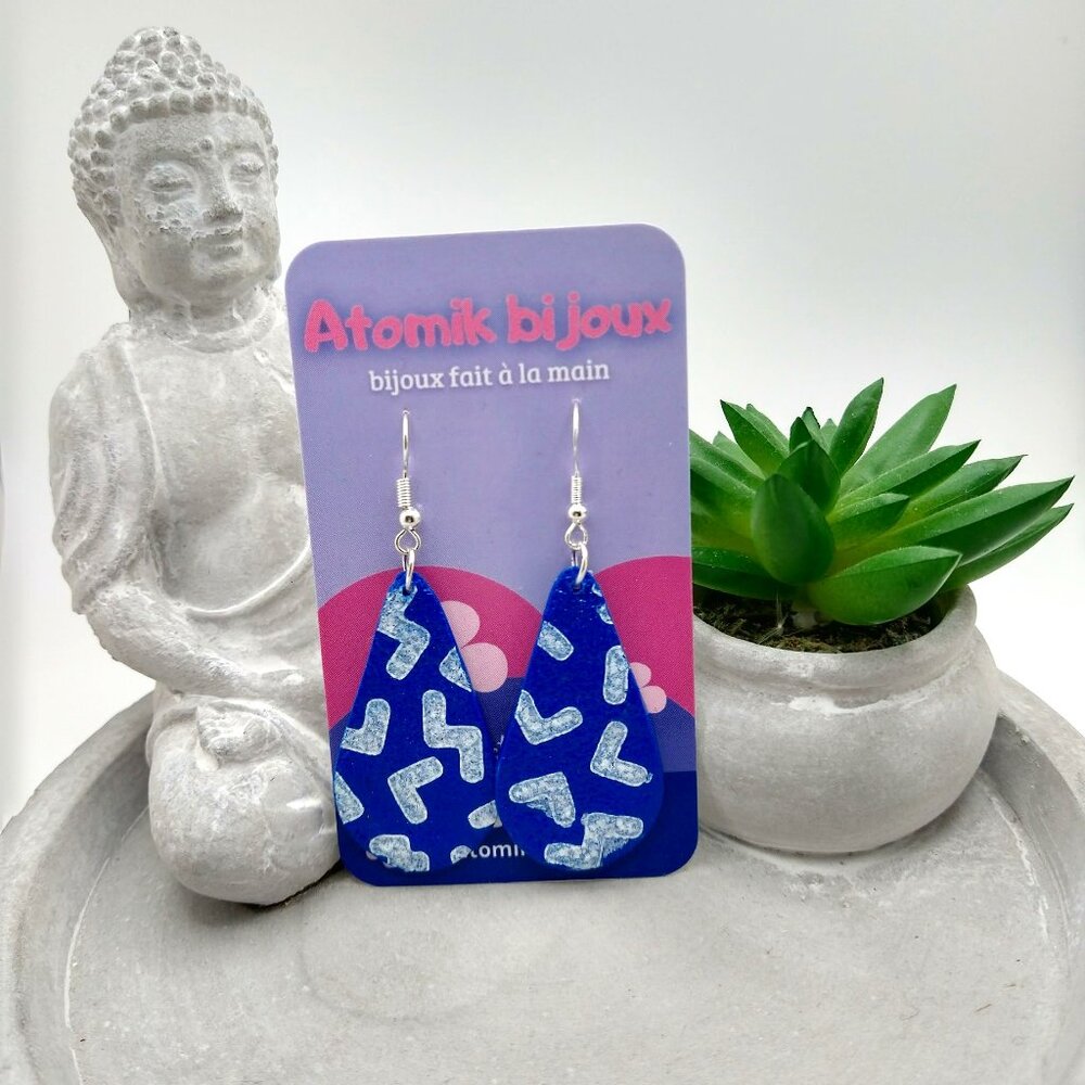 Handmade blue color polymer clay earrings. Boucles d'oreilles fait à la main